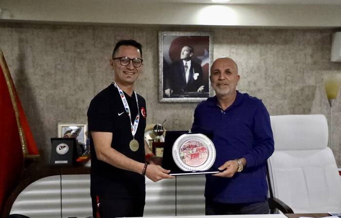 Şampiyon millilerimizden başkanımıza özel plaket