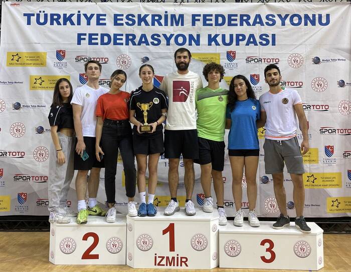 Eskrimcilerimiz İzmir’den kupayla döndü