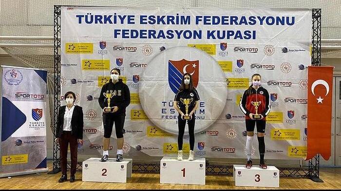 Eskrimcilerimiz Ankara'dan şampiyonluk kupasıyla döndü